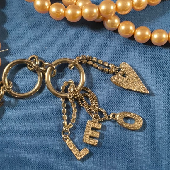 Vintage pearl and rhinestone necklace with charms at closure - Picture 4 of 11